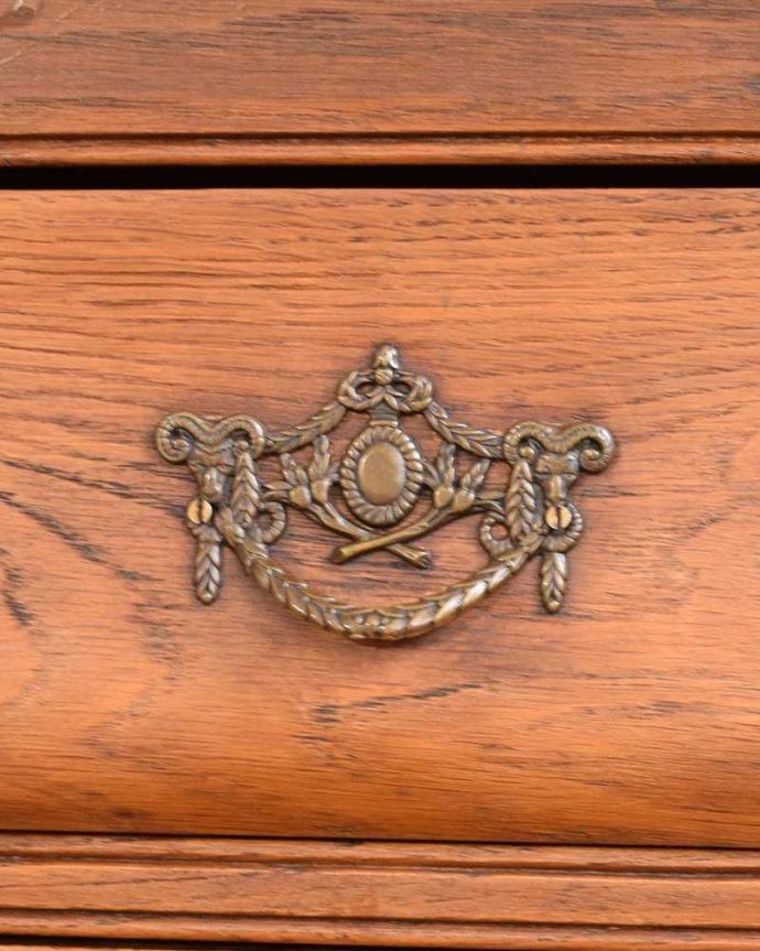アンティークのチェスト　アンティーク家具　南フランスの優雅なアンティーク家具、ワイドタイプのフレンチチェスト（コモード） 。開ける度にワクワクする取っ手フランスらしい優雅なデザインは取っ手にも。(j-2158-f)