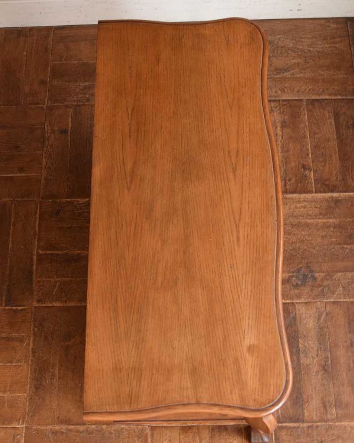 アンティークのチェスト　アンティーク家具　南フランスの優雅なアンティーク家具、ワイドタイプのフレンチチェスト（コモード） 。何を置こうかな･･･？上から見ると、天板はこんな感じで塗装もキレイに仕上げました。(j-2158-f)