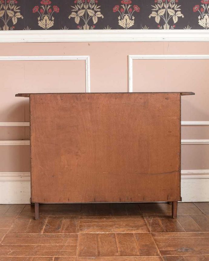 アンティークのチェスト　アンティーク家具　南フランスの優雅なアンティーク家具、ワイドタイプのフレンチチェスト（コモード） 。修復したので後姿もキレイですアンティークは新品ではないので、もちろん経年変化によるキズはありますが、専門の職人がキレイに修復したので、後ろ姿もキレイです。(j-2158-f)