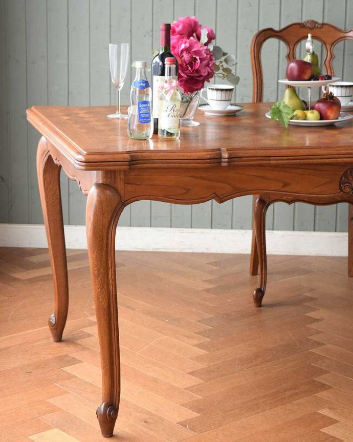 アンティークのテーブル アンティーク家具 美しいパーケット柄が魅力のアンティーク家具、ドローリーフテーブル(伸張式ダイニングテーブル)。やっぱり脚の美しさが自慢なんです!一番最初に目に飛び込んでくるフレンチカブリオレレッグ。(j-2159-f)