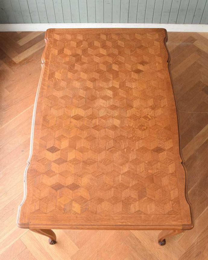 アンティークのテーブル アンティーク家具 美しいパーケット柄が魅力のアンティーク家具、ドローリーフテーブル(伸張式ダイニングテーブル)。上から見るとこんな形リーフを開く前はこんな形です。(j-2159-f)