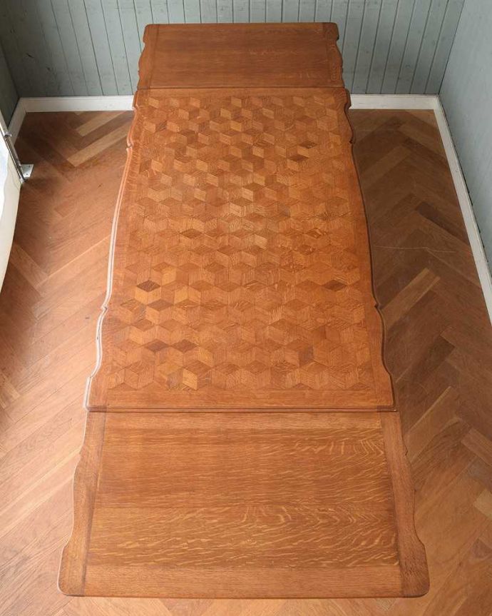 アンティークのテーブル アンティーク家具 美しいパーケット柄が魅力のアンティーク家具、ドローリーフテーブル(伸張式ダイニングテーブル)。大きく広げてみると・・・両方のリーフを開くと、たっぷり使える天板の広さ。(j-2159-f)