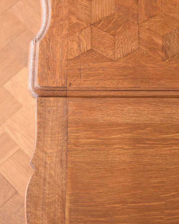 アンティークのテーブル アンティーク家具 美しいパーケット柄が魅力のアンティーク家具、ドローリーフテーブル(伸張式ダイニングテーブル)。近づいて見てみると、さらに美しい天板の模様天板の模様だけでもステキに見えちゃうフランスらしいテーブルを使えば、毎日の食事の時間がなんだかスペシャルになります。(j-2159-f)