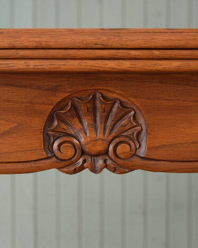 アンティークのテーブル アンティーク家具 美しいパーケット柄が魅力のアンティーク家具、ドローリーフテーブル(伸張式ダイニングテーブル)。フランスらしい彫りフランスらしさの象徴とも言える、優雅な彫りの装飾。(j-2159-f)
