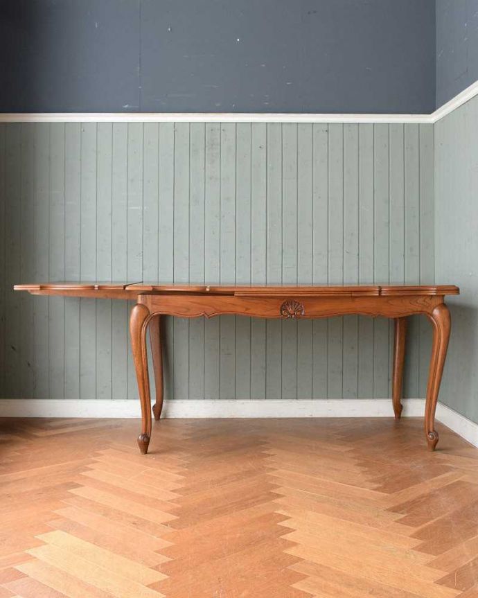 アンティークのテーブル アンティーク家具 美しいパーケット柄が魅力のアンティーク家具、ドローリーフテーブル(伸張式ダイニングテーブル)。片方だけ開いても・・・人数に合わせて、3タイプで大きさを選べるので、片方だけ開くと、こんな感じです。(j-2159-f)