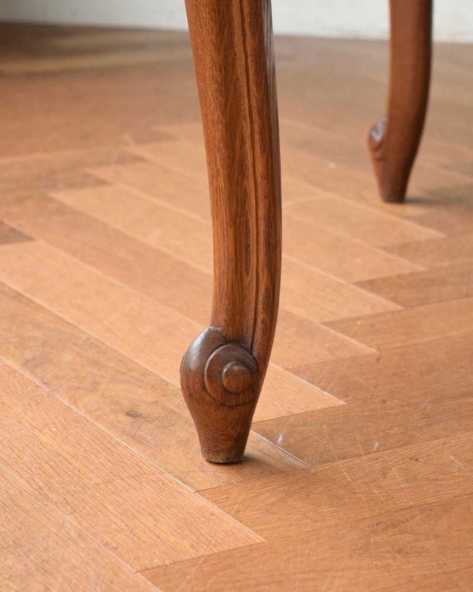 アンティークのテーブル アンティーク家具 美しいパーケット柄が魅力のアンティーク家具、ドローリーフテーブル(伸張式ダイニングテーブル)。持ち上げなくても移動できます!Handleのアンティークは、脚の裏にフェルトキーパーをお付けしていますので、持ち上げなくても床を滑らせて移動させることが出来ます。(j-2159-f)