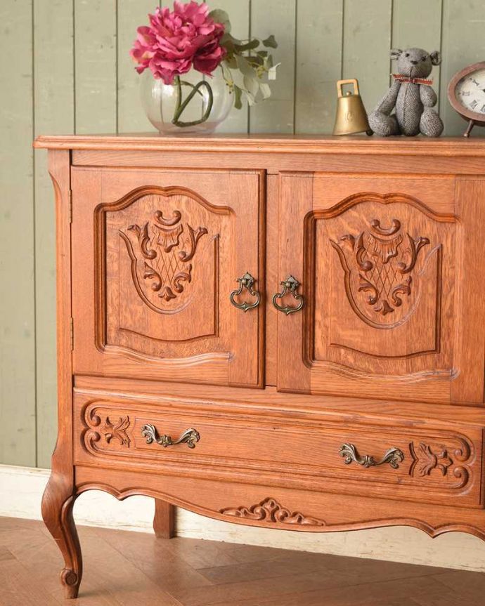 アンティークのチェスト アンティーク家具 繊細な彫りが美しいキャビネット、南フランスのアンティーク家具。扉も引き出しも。(j-2160-f)