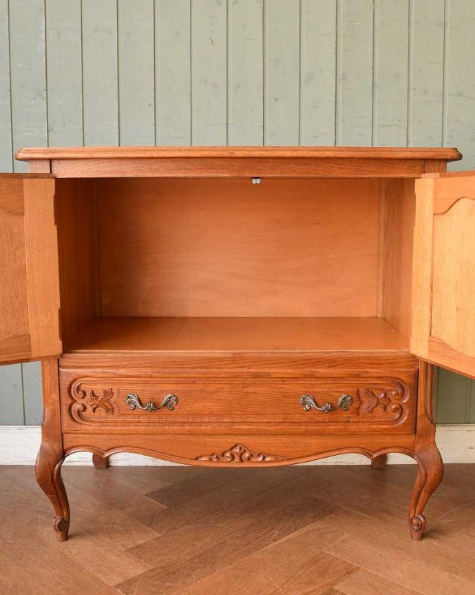 アンティークのチェスト アンティーク家具 繊細な彫りが美しいキャビネット、南フランスのアンティーク家具。扉部分を開けて中を見てみましょう!もともとカップボードとして、お気に入りの食器を入れて使われていた家具。(j-2160-f)