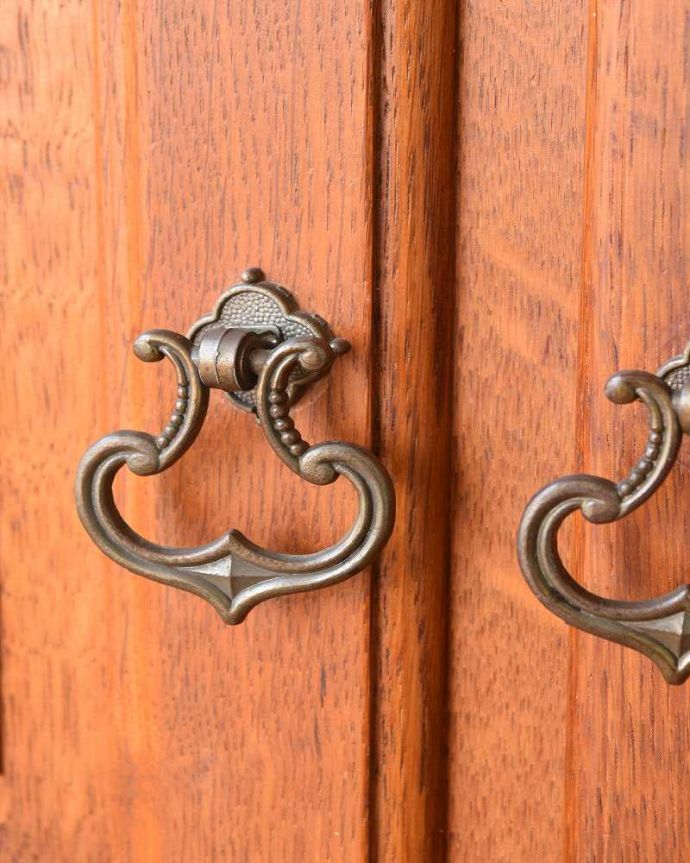 アンティークのチェスト アンティーク家具 繊細な彫りが美しいキャビネット、南フランスのアンティーク家具。開ける度になんだかワクワク取っ手のデザインにもフランスらしいこだわりが。(j-2160-f)