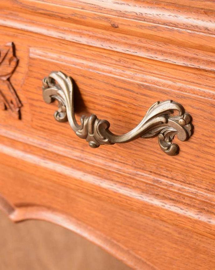 アンティークのチェスト アンティーク家具 繊細な彫りが美しいキャビネット、南フランスのアンティーク家具。ハンドル部分も美しい引き出し部分にはハンドルタイプの取っ手。(j-2160-f)