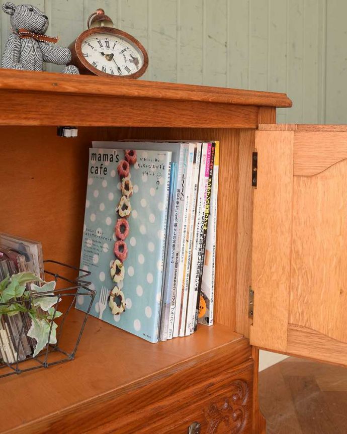 アンティークのチェスト アンティーク家具 繊細な彫りが美しいキャビネット、南フランスのアンティーク家具。扉の中は収納たっぷりA4サイズの雑誌までしっかり収納出来ちゃう大きさ。(j-2160-f)