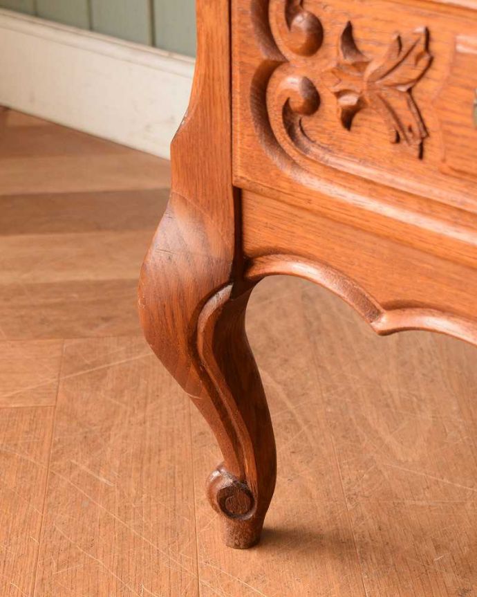 アンティークのチェスト アンティーク家具 繊細な彫りが美しいキャビネット、南フランスのアンティーク家具。女性1人でも運べちゃうんですHandleのアンティークは、脚の裏にフェルトキーパーをお付けしているので、床を滑らせて女性1人でもラクに移動が出来ます。(j-2160-f)