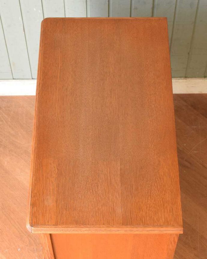 アンティークのチェスト アンティーク家具 繊細な彫りが美しいキャビネット、南フランスのアンティーク家具。上から見てみると・・・天板を上から見てみるとこんな感じです。(j-2160-f)