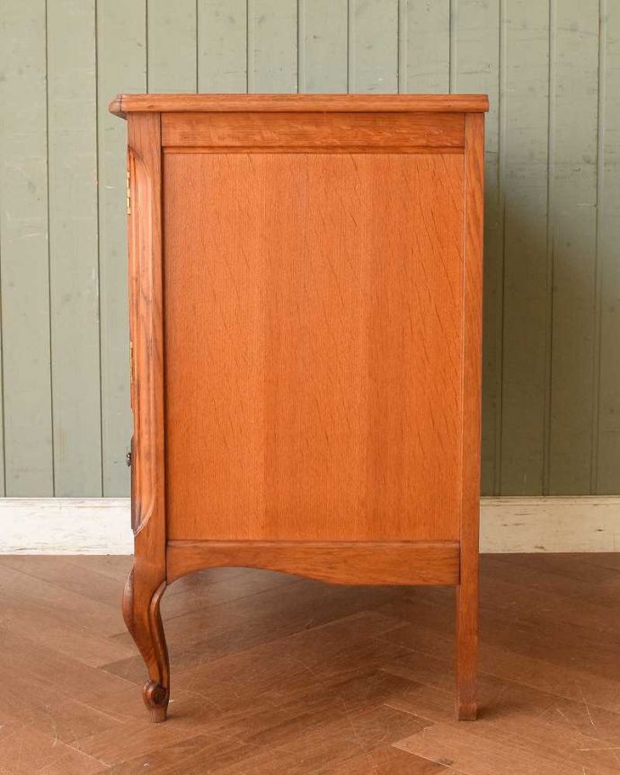 アンティークのチェスト アンティーク家具 繊細な彫りが美しいキャビネット、南フランスのアンティーク家具。横から見てもステキフランスらしいこだわりが感じられる横顔も美しいんです。(j-2160-f)