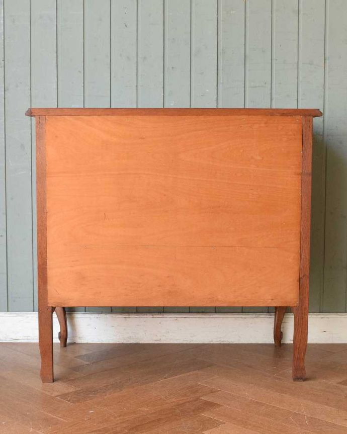 アンティークのチェスト アンティーク家具 繊細な彫りが美しいキャビネット、南フランスのアンティーク家具。後ろ姿も見てくださいアンティークは新品ではないので、もちろん経年変化によるキズはありますが、後ろ姿もキレイです。(j-2160-f)