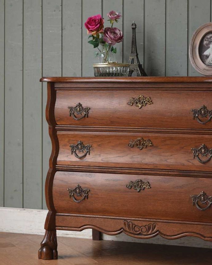 アンティークのチェスト　アンティーク家具　南フランススタイルの優雅なアンティーク家具、小ぶりな３段チェスト（コモード） 。「見せる収納」だから、置く場所を選びません！チェストと言ってもデザインがステキだから、収納だけじゃなくて見ても楽しめる具なんです。(j-2161-f)