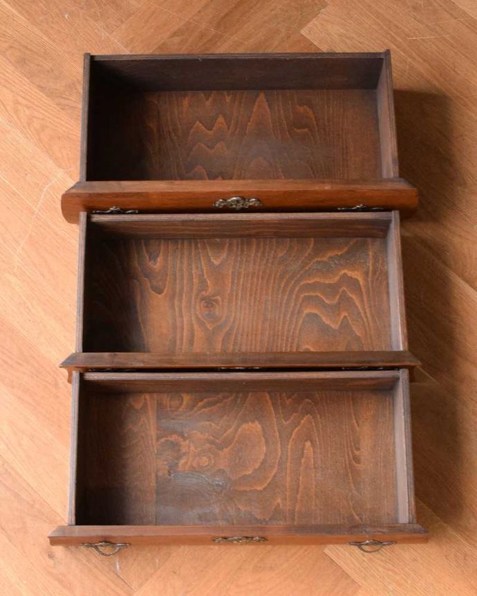 アンティークのチェスト　アンティーク家具　南フランススタイルの優雅なアンティーク家具、小ぶりな３段チェスト（コモード） 。キレイに修復したので、何を入れてもOKです。(j-2161-f)