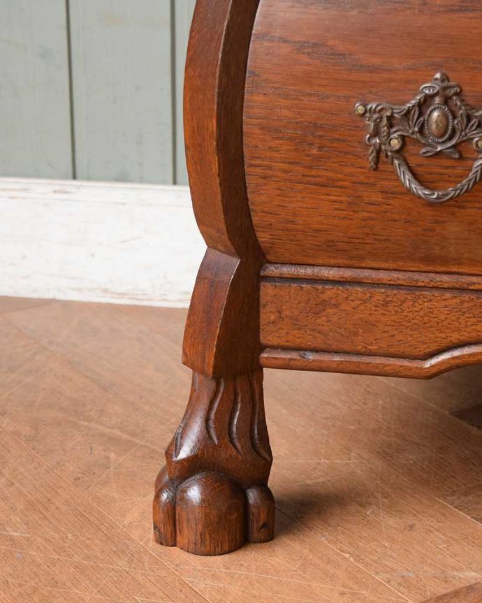 アンティークのチェスト　アンティーク家具　南フランススタイルの優雅なアンティーク家具、小ぶりな３段チェスト（コモード） 。女性1人でラクラク運べちゃう仕掛けHandleのアンティークは、脚の裏にフェルトキーパーをお付けしています。(j-2161-f)