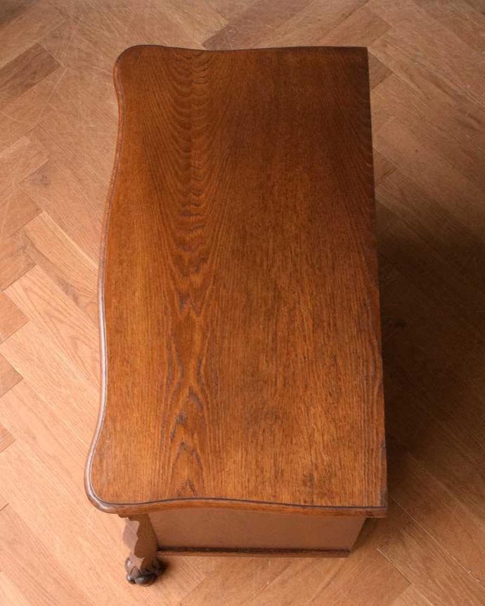 アンティークのチェスト　アンティーク家具　南フランススタイルの優雅なアンティーク家具、小ぶりな３段チェスト（コモード） 。何を置こうかな･･･？上から見ると、天板はこんな感じで塗装もキレイに仕上げました。(j-2161-f)