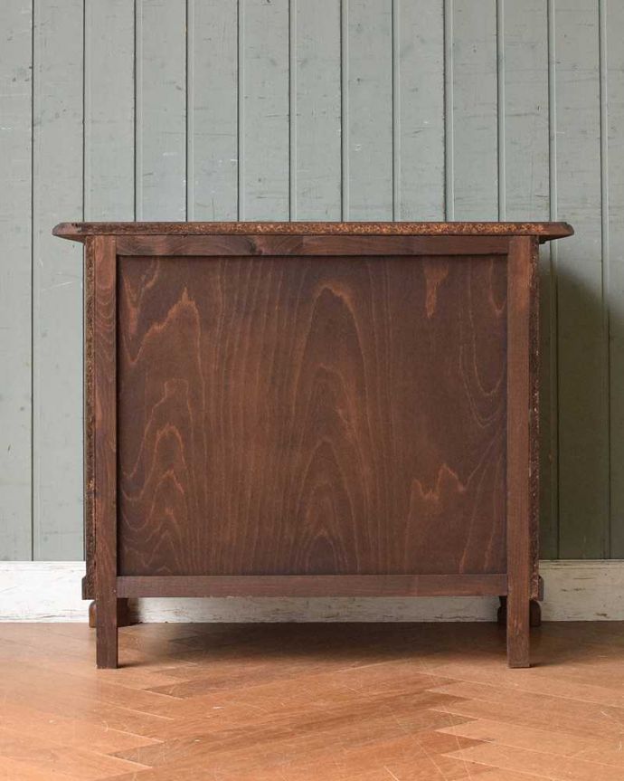 アンティークのチェスト　アンティーク家具　南フランススタイルの優雅なアンティーク家具、小ぶりな３段チェスト（コモード） 。修復したので後姿もキレイですアンティークは新品ではないので、もちろん経年変化によるキズはありますが、専門の職人がキレイに修復したので、後ろ姿もキレイです。(j-2161-f)