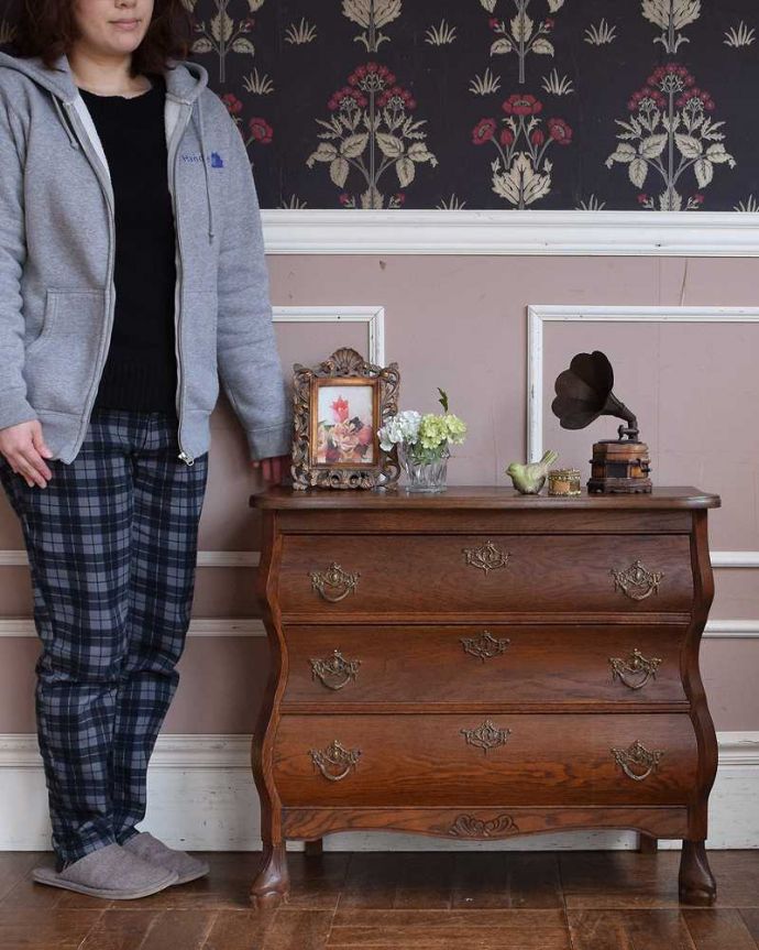 アンティークのチェスト　アンティーク家具　南フランスの美しいアンティーク家具、小ぶりな３段チェスト（コモード）。美しい曲線美がフランスらしいんです。(j-2162-f)