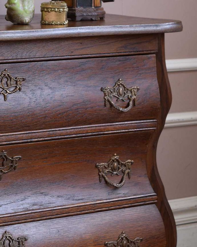 アンティークのチェスト　アンティーク家具　南フランスの美しいアンティーク家具、小ぶりな３段チェスト（コモード）。「見せる収納」だから、置く場所を選びません！チェストと言ってもデザインがステキだから、収納だけじゃなくて見ても楽しめる具なんです。(j-2162-f)