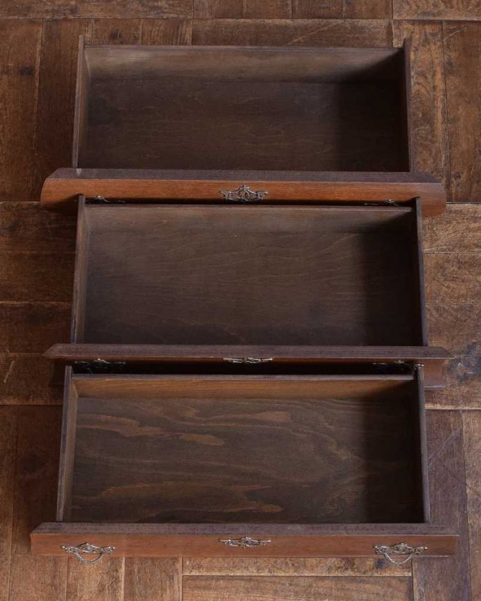 アンティークのチェスト　アンティーク家具　南フランスの美しいアンティーク家具、小ぶりな３段チェスト（コモード）。キレイに修復したので、何を入れてもOKです。(j-2162-f)