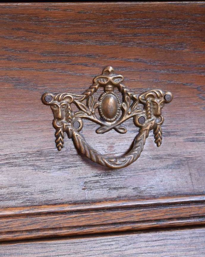 アンティークのチェスト　アンティーク家具　南フランスの美しいアンティーク家具、小ぶりな３段チェスト（コモード）。開ける度にワクワクする取っ手フランスらしい優雅なデザインは取っ手にも。(j-2162-f)