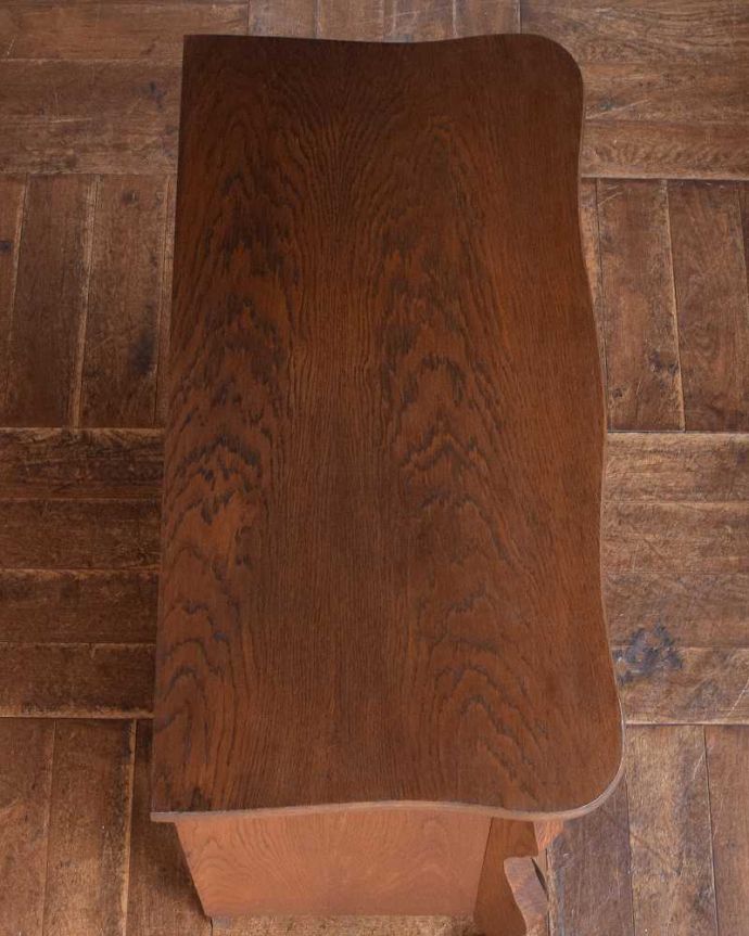 アンティークのチェスト　アンティーク家具　南フランスの美しいアンティーク家具、小ぶりな３段チェスト（コモード）。何を置こうかな･･･？上から見ると、天板はこんな感じで塗装もキレイに仕上げました。(j-2162-f)