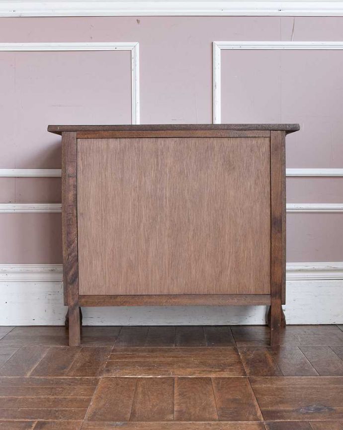 アンティークのチェスト　アンティーク家具　南フランスの美しいアンティーク家具、小ぶりな３段チェスト（コモード）。修復したので後姿もキレイですアンティークは新品ではないので、もちろん経年変化によるキズはありますが、専門の職人がキレイに修復したので、後ろ姿もキレイです。(j-2162-f)