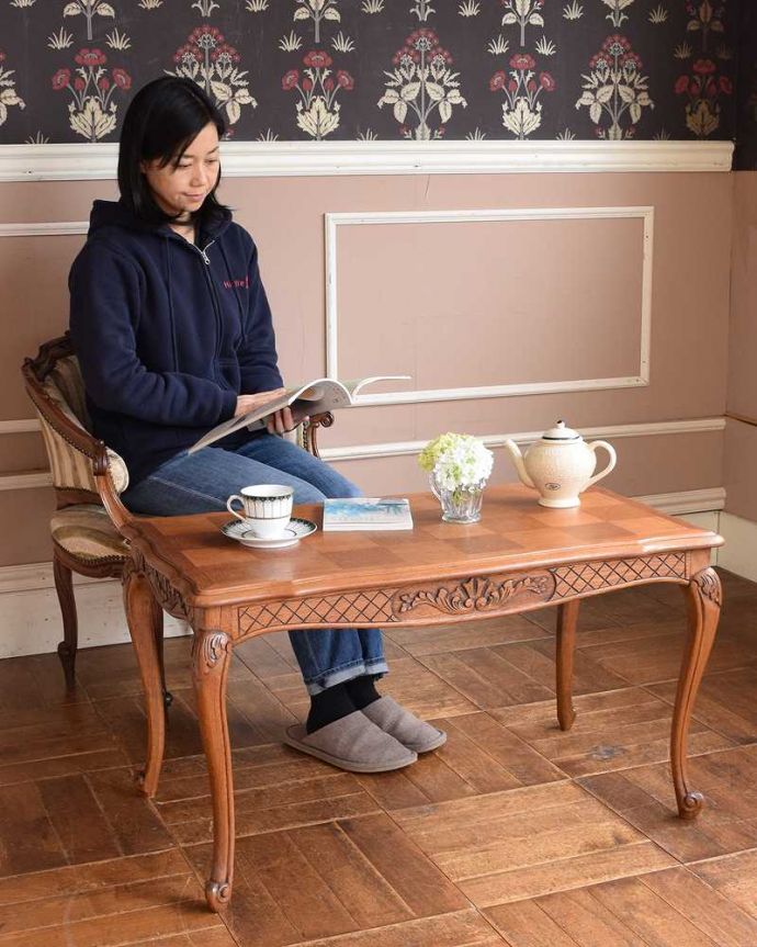 アンティークのテーブル　アンティーク家具　天板の模様が美しいアンティークフランス家具、脚がキレイなコーヒーテーブル。フランスらしい優雅な時間もお届けします。(j-2163-f)