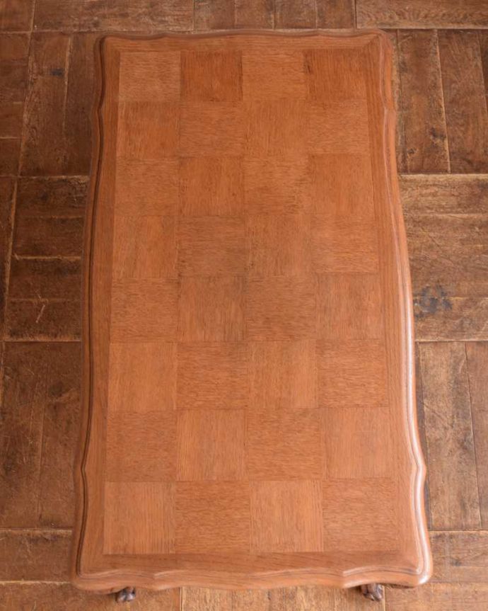 アンティークのテーブル　アンティーク家具　天板の模様が美しいアンティークフランス家具、脚がキレイなコーヒーテーブル。美しすぎる天板の模様木の模様を組み合わせる事で描き出すパーケットの幾何学模様のデザイン。(j-2163-f)