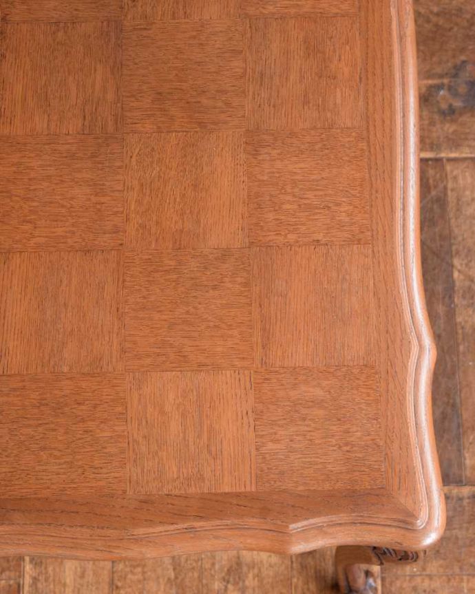 アンティークのテーブル　アンティーク家具　天板の模様が美しいアンティークフランス家具、脚がキレイなコーヒーテーブル。近づいてみるとこんな感じです。(j-2163-f)