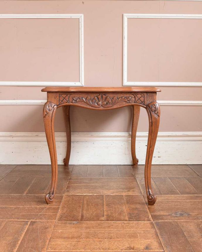 アンティークのテーブル　アンティーク家具　天板の模様が美しいアンティークフランス家具、脚がキレイなコーヒーテーブル。こちら側も、もちろんキレイです！アンティークは新品ではないので、もちろん経年変化によるキズはありますが、専門の職人がキレイにお直しをしているので、後ろ姿までキレイです。(j-2163-f)