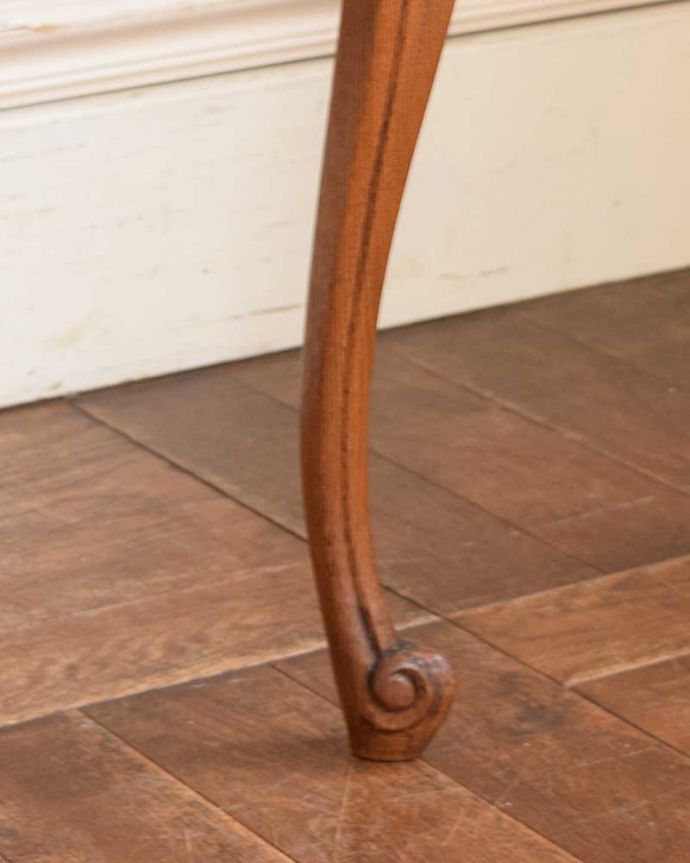 アンティークのテーブル　アンティーク家具　天板の模様が美しいアンティークフランス家具、脚がキレイなコーヒーテーブル。持ち上げなくても移動できます！Handleのアンティークは、脚の裏にフェルトキーパーをお付けしていますので、床を滑らせてれば移動が簡単です。(j-2163-f)