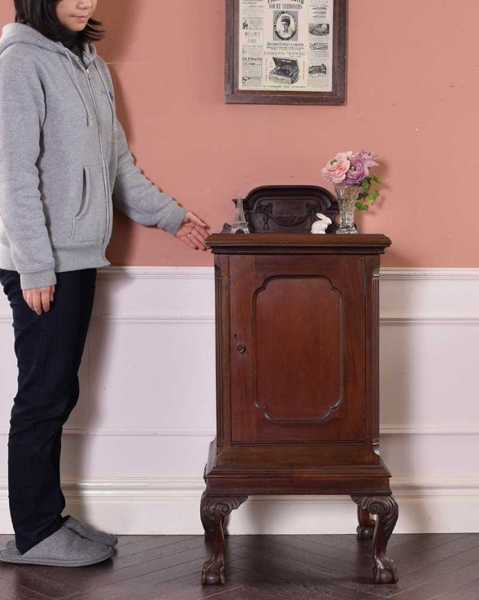 アンティークのキャビネット　アンティーク家具　イギリスの小さなアンティーク家具、扉収納のナイトテーブル 。高級感がある女性らしい優しいシルエットどんな場所にも置けるコンパクトなサイズ。(j-2164-f)