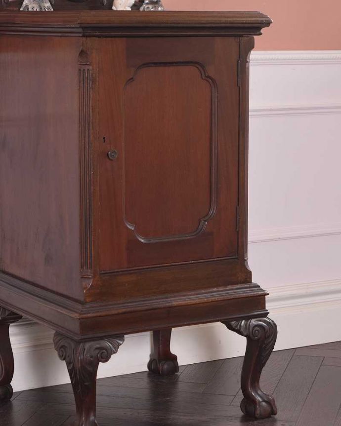 アンティークのキャビネット　アンティーク家具　イギリスの小さなアンティーク家具、扉収納のナイトテーブル 。気品漂う木目の美しさしっとりとした大人の雰囲気を醸し出す小さなキャビネットは木目の美しさが自慢です。(j-2164-f)