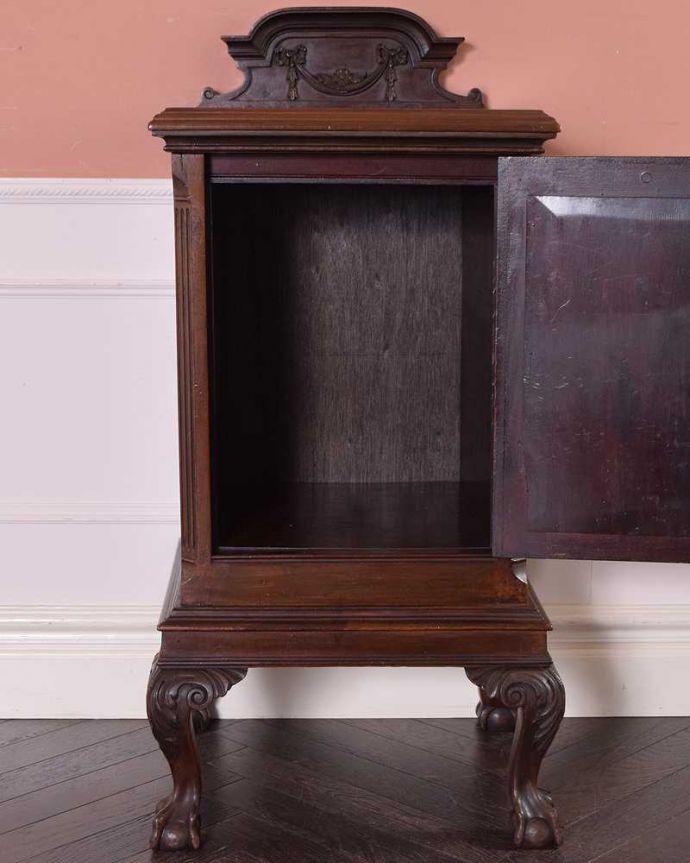 アンティークのキャビネット　アンティーク家具　イギリスの小さなアンティーク家具、扉収納のナイトテーブル 。扉を開けて中を見てみると…職人がキレイに修復したので、扉の中もキレイです。(j-2164-f)