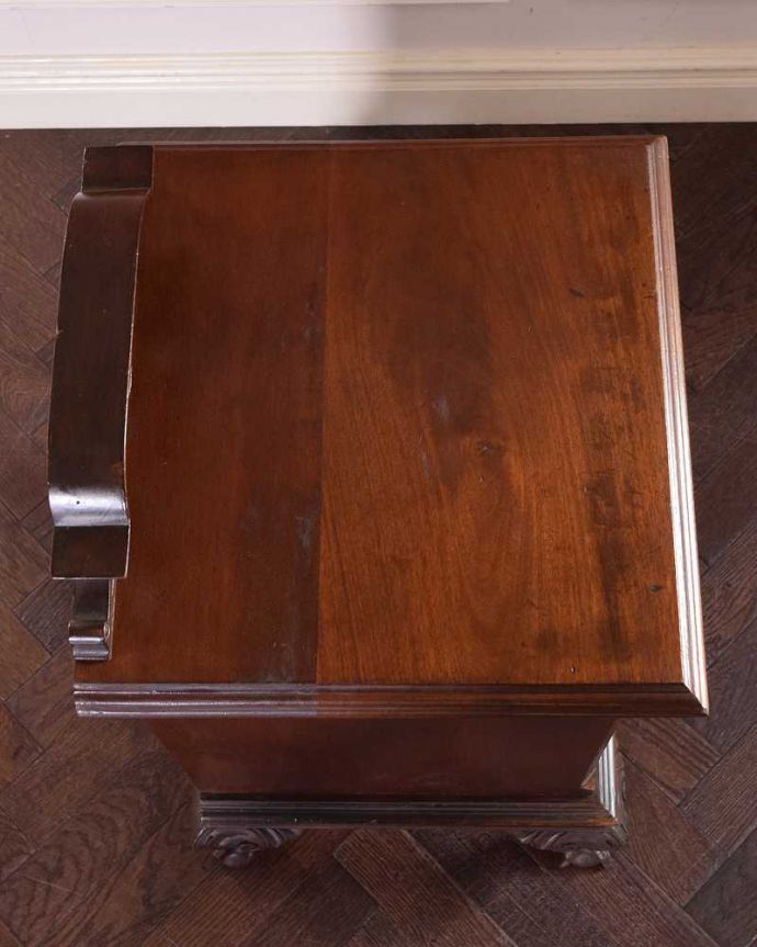 アンティークのキャビネット　アンティーク家具　イギリスの小さなアンティーク家具、扉収納のナイトテーブル 。何を飾ろうかな…上から見ると、天板はこんな感じです。(j-2164-f)