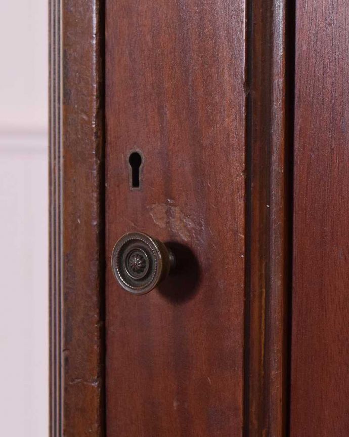 アンティークのキャビネット　アンティーク家具　イギリスの小さなアンティーク家具、扉収納のナイトテーブル 。アクセサリーの様な取っ手。(j-2164-f)