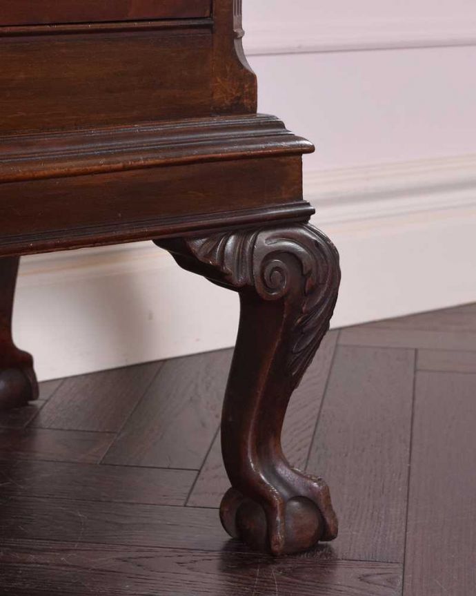 アンティークのキャビネット　アンティーク家具　イギリスの小さなアンティーク家具、扉収納のナイトテーブル 。女性１人でもラクに運べちゃうヒミツHandleのアンティークは、脚の裏にフェルトキーパーをお付けしているので、床を滑らせれば女性でも移動がカンタンに出来ます！。(j-2164-f)