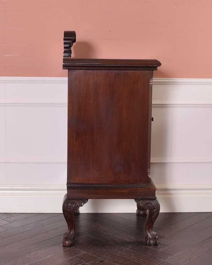 アンティークのキャビネット　アンティーク家具　イギリスの小さなアンティーク家具、扉収納のナイトテーブル 。横顔だっても美しい正面だけじゃなく横から見ても美しい姿です。(j-2164-f)