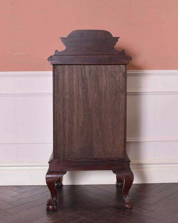 アンティークのキャビネット　アンティーク家具　イギリスの小さなアンティーク家具、扉収納のナイトテーブル 。後ろ姿にも注目！アンティークは新品ではないので、経年変化によるキズはありますが、専門の職人がキレイにお直しをしているので、後ろ姿もキレイです。(j-2164-f)