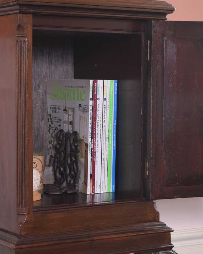 アンティークのキャビネット　アンティーク家具　イギリスの小さなアンティーク家具、扉収納のナイトテーブル 。しっかり収納できますA4サイズの雑誌までしっかり収納出来ちゃう優れもの。(j-2164-f)