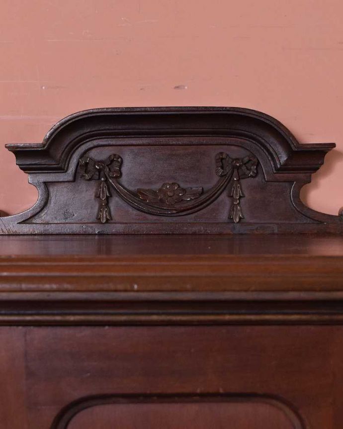 アンティークのキャビネット　アンティーク家具　イギリスの小さなアンティーク家具、扉収納のナイトテーブル 。惚れ惚れしちゃう美しさこんなに堅い無垢材に一体どうやって彫ったんだろう？と不思議になるくらい細かい彫にうっとりです。(j-2164-f)