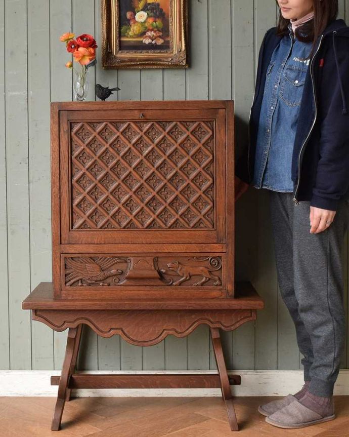 ビューロー　アンティーク家具　フランス輸入のアンティーク家具、彫刻が素敵な小さなライティングビューロー。優雅な気分が過ごせる大人のビューローフランスらしく美しい彫り。(j-2165-f)