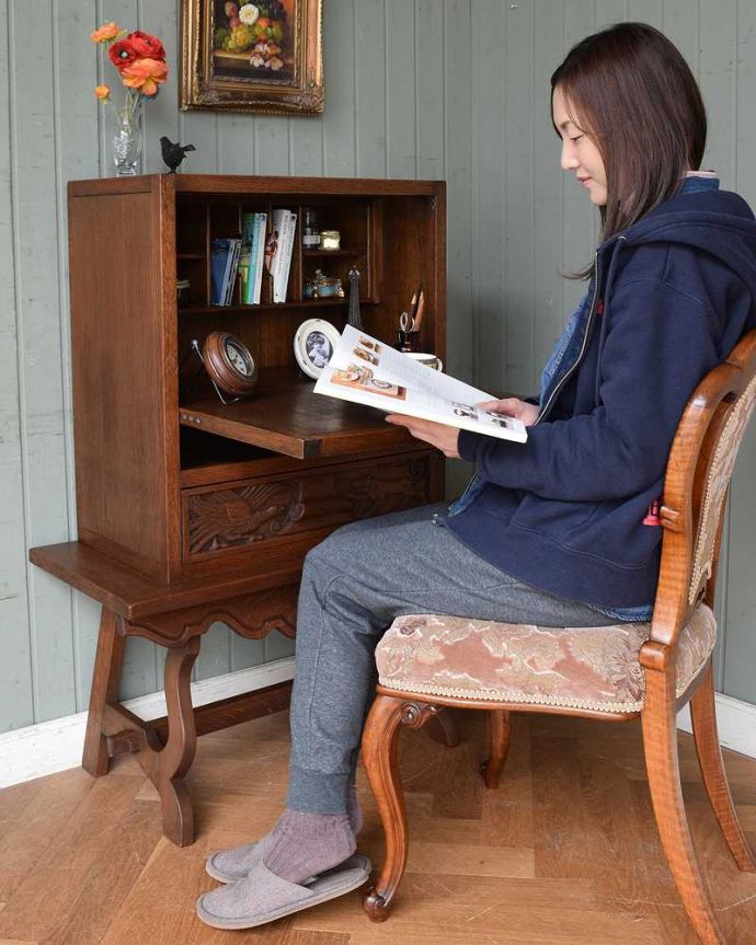 ビューロー　アンティーク家具　フランス輸入のアンティーク家具、彫刻が素敵な小さなライティングビューロー。あっという間に大人のデスク扉を前に倒すとデスクが登場。(j-2165-f)