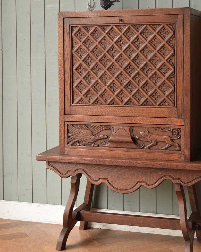 ビューロー　アンティーク家具　フランス輸入のアンティーク家具、彫刻が素敵な小さなライティングビューロー。フランスらしい彫りの美しさにうっとりやっぱり自慢は惚れ惚れしちゃう彫り。(j-2165-f)