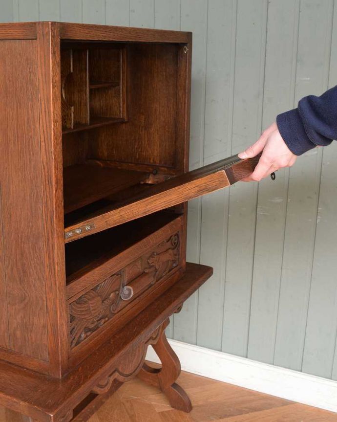 ビューロー　アンティーク家具　フランス輸入のアンティーク家具、彫刻が素敵な小さなライティングビューロー。あっという間にデスクが登場フラップ扉を前に倒すだけで、あっという間にデスクになります。(j-2165-f)