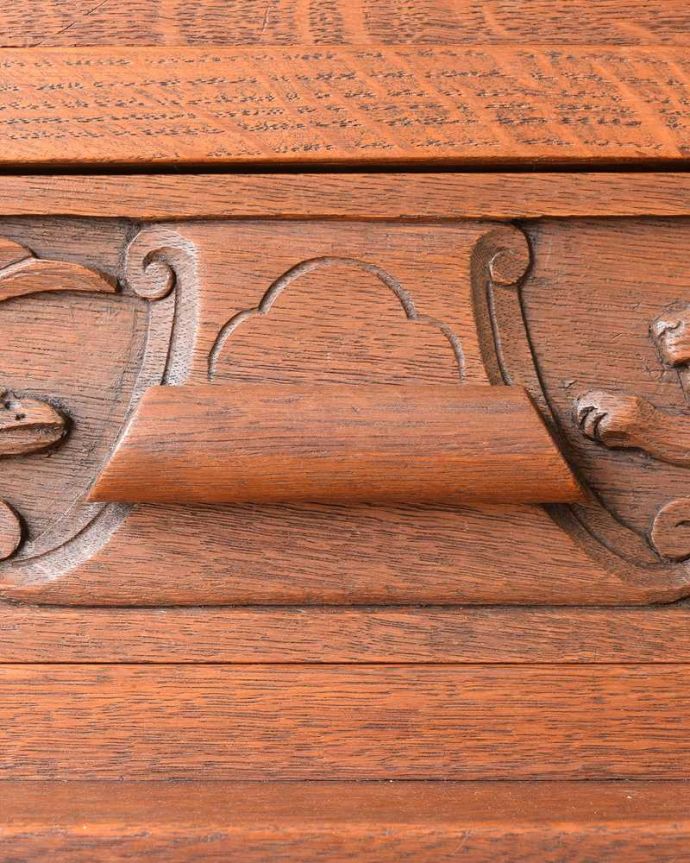 ビューロー　アンティーク家具　フランス輸入のアンティーク家具、彫刻が素敵な小さなライティングビューロー。アンティークらしい取っ手取っ手にもこだわりが感じられます。(j-2165-f)